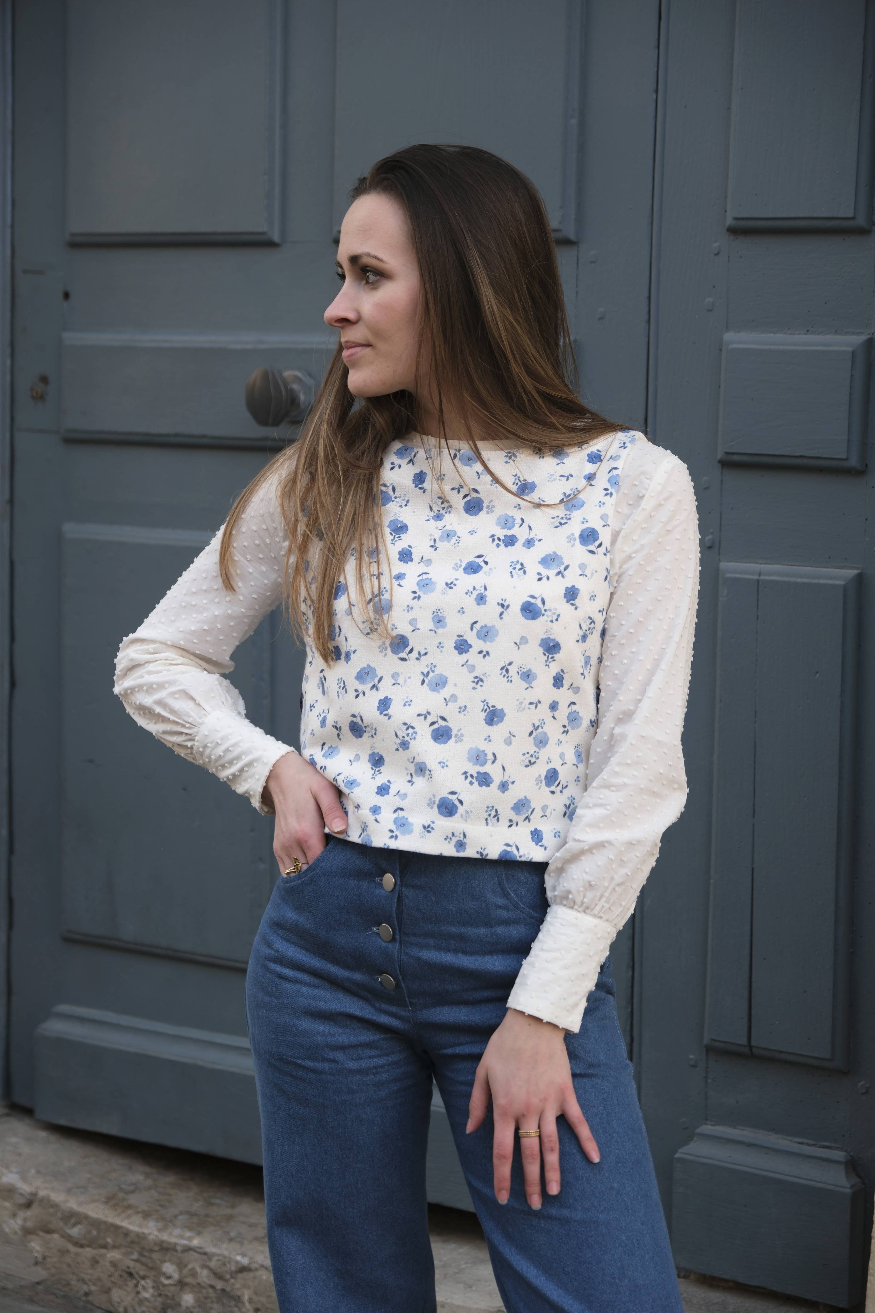 Téva Slipover sewing pattern by Cha' coud sewn in blue floral jacquard knit, worn over a white shirt with jeans