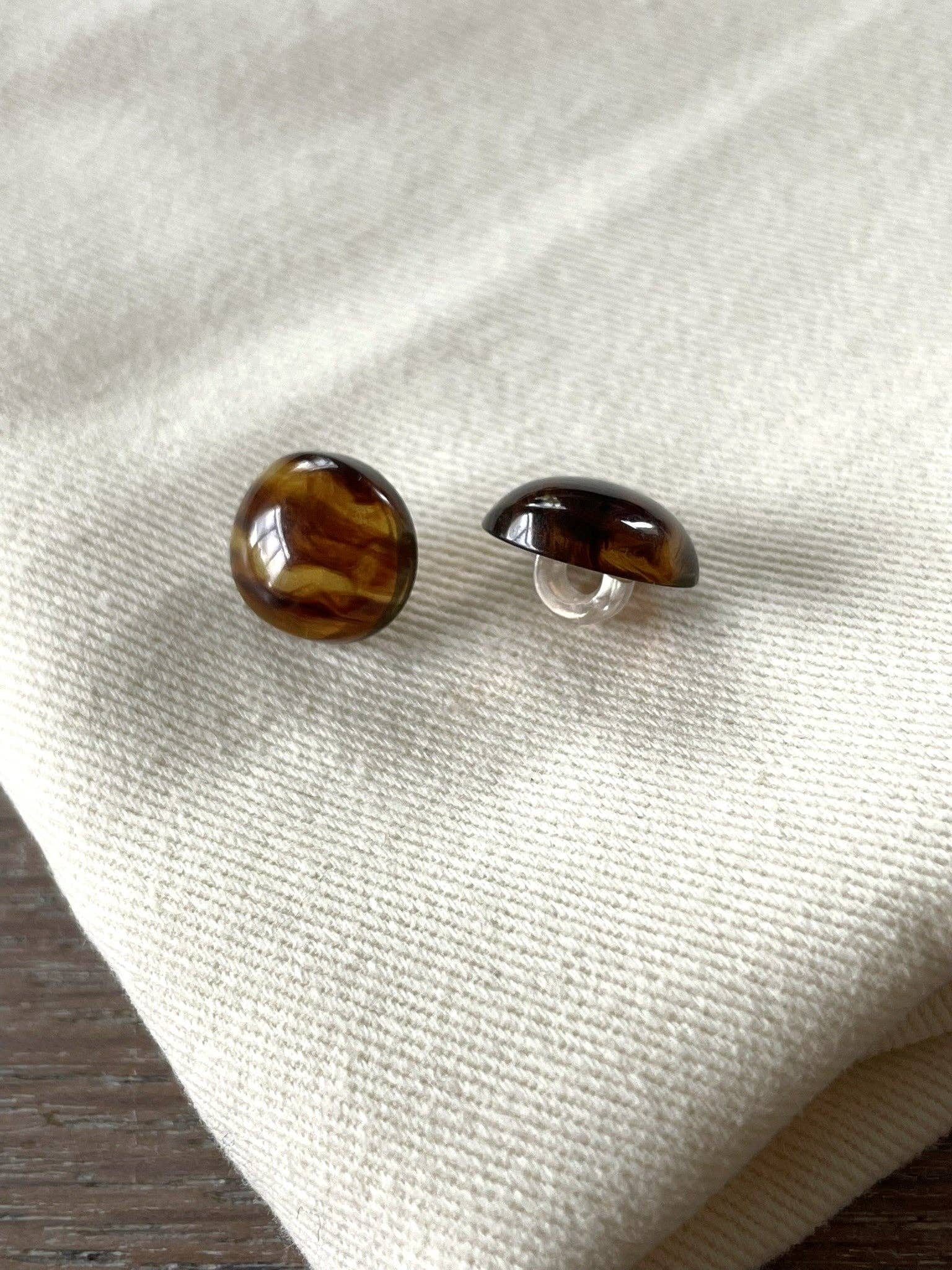Le Vintage tortoiseshell-effect plastic shank button, 12mm, round domed top with clear shank base, Atelier 27