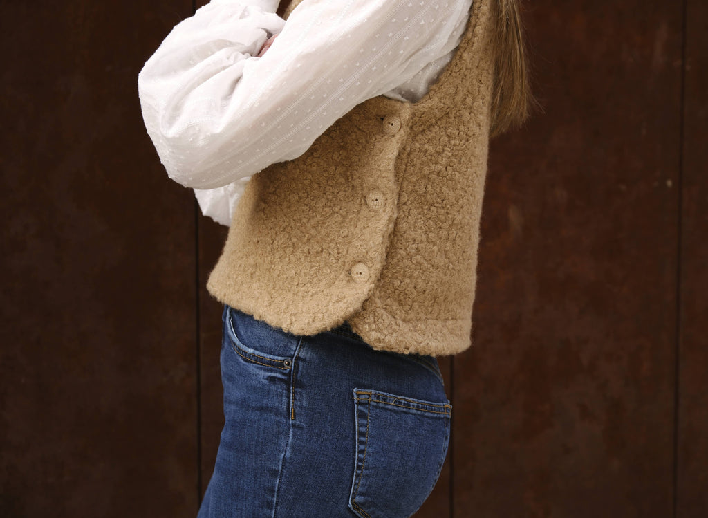 Side detail of the camel bouclé Téva Slipover showing side buttons