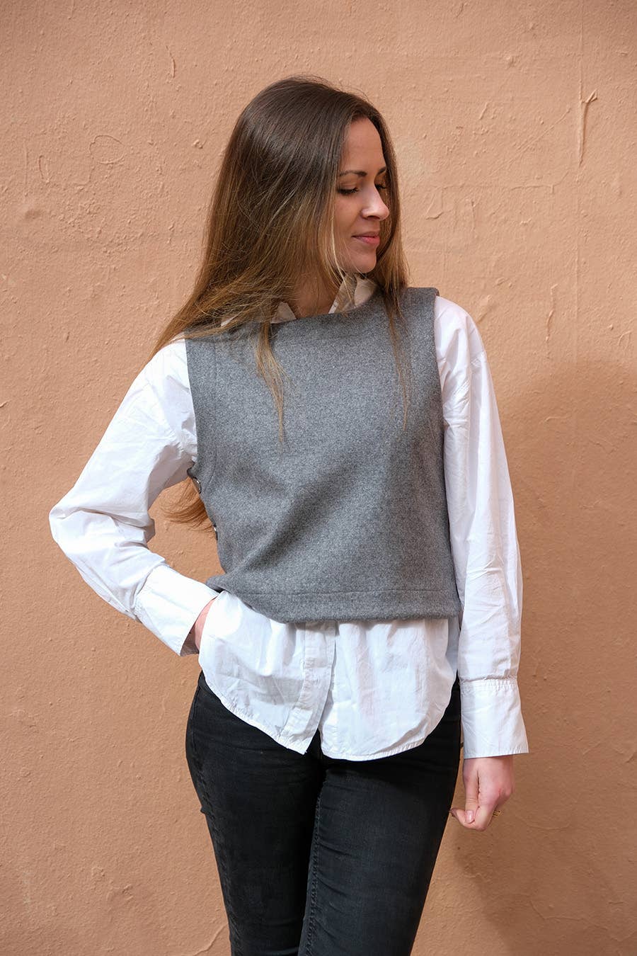 Grey wool-knit Téva Slipover worn over a white shirt, front view