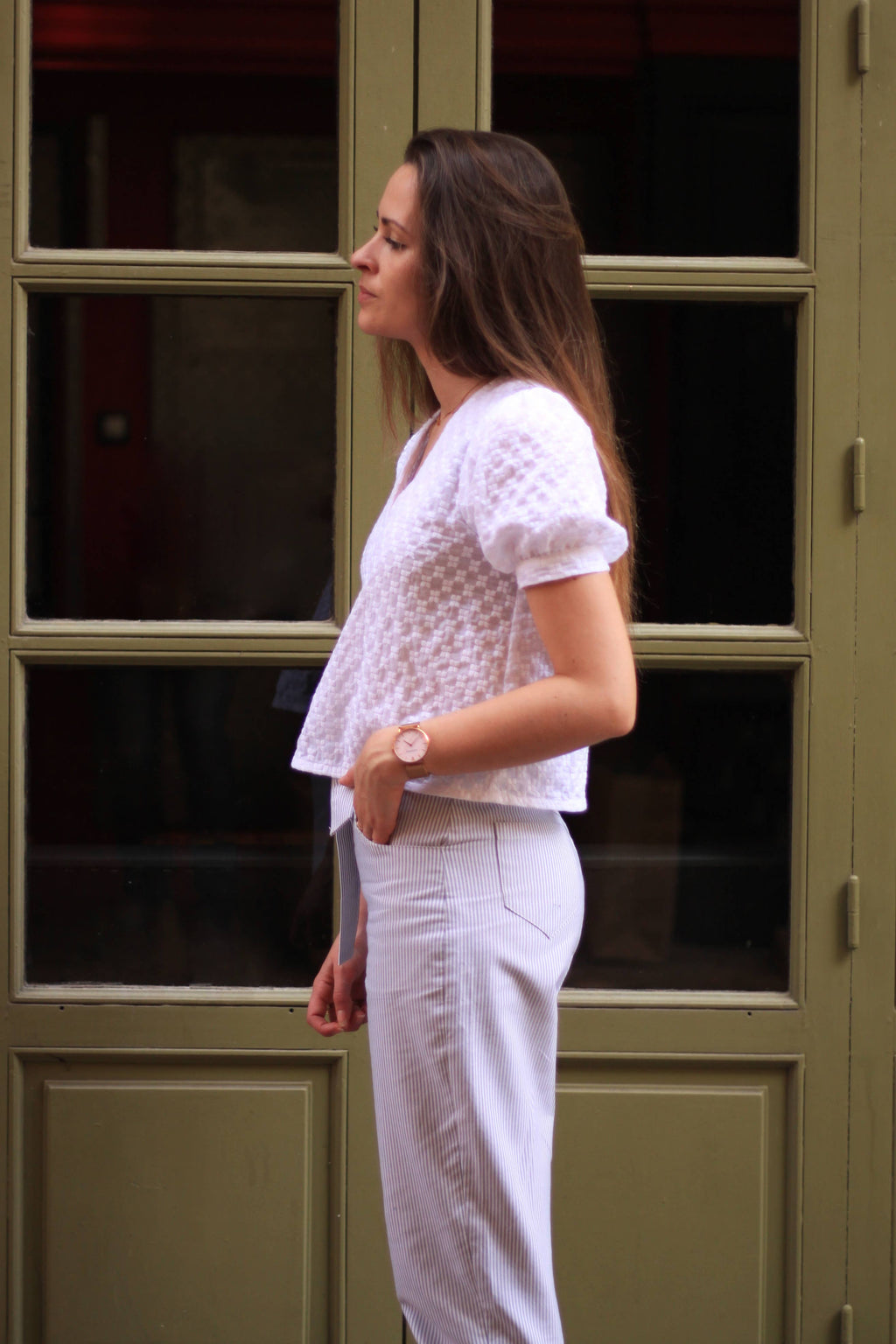 Side view of the white Eléanor Top with cuffed puff sleeves