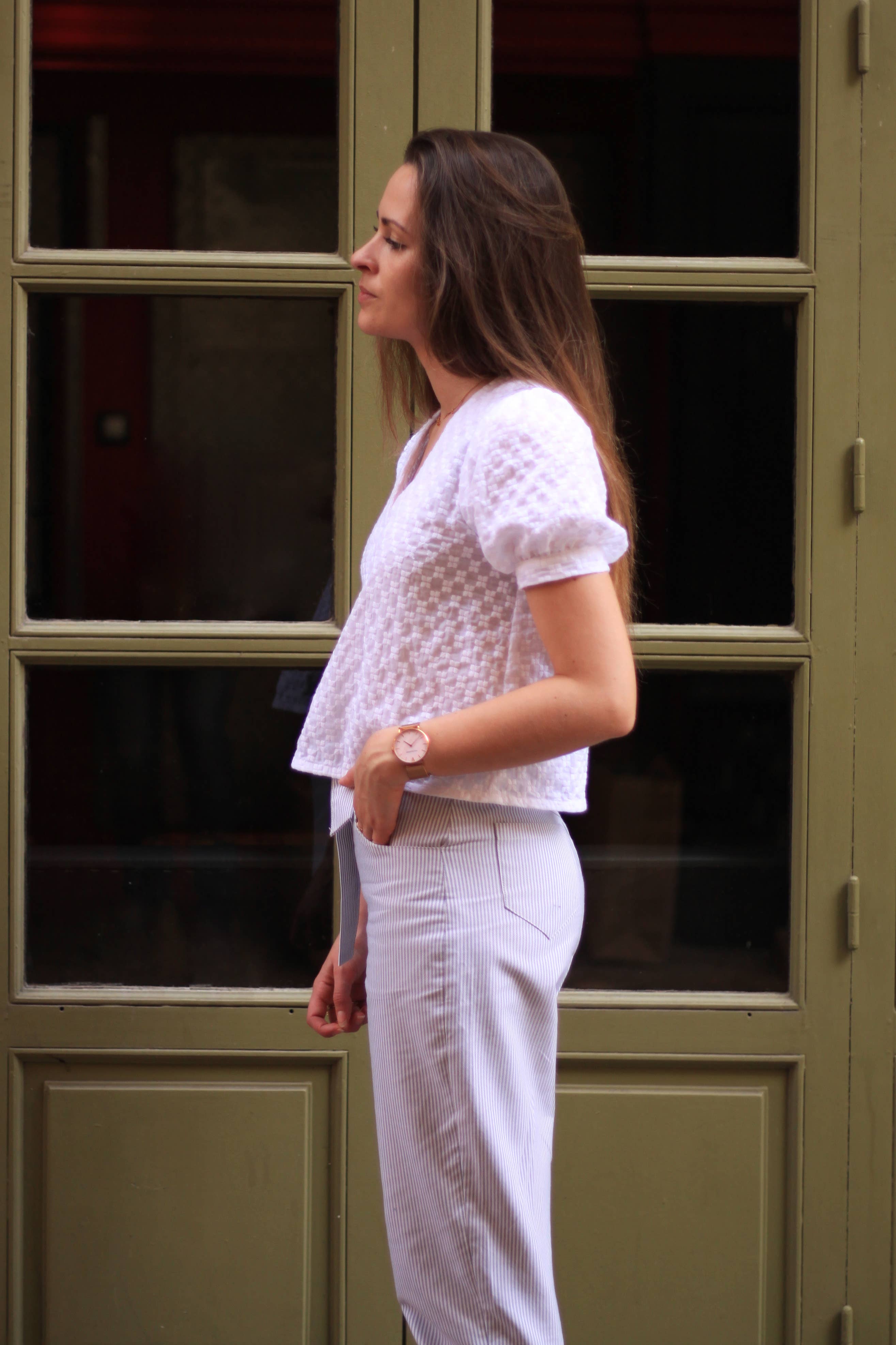 Side view of the white Eléanor Top with cuffed puff sleeves