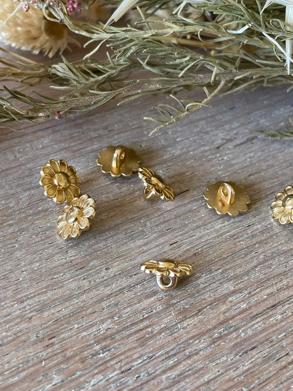 Atelier 27 La Chicorée 12mm gold shank buttons size reference
