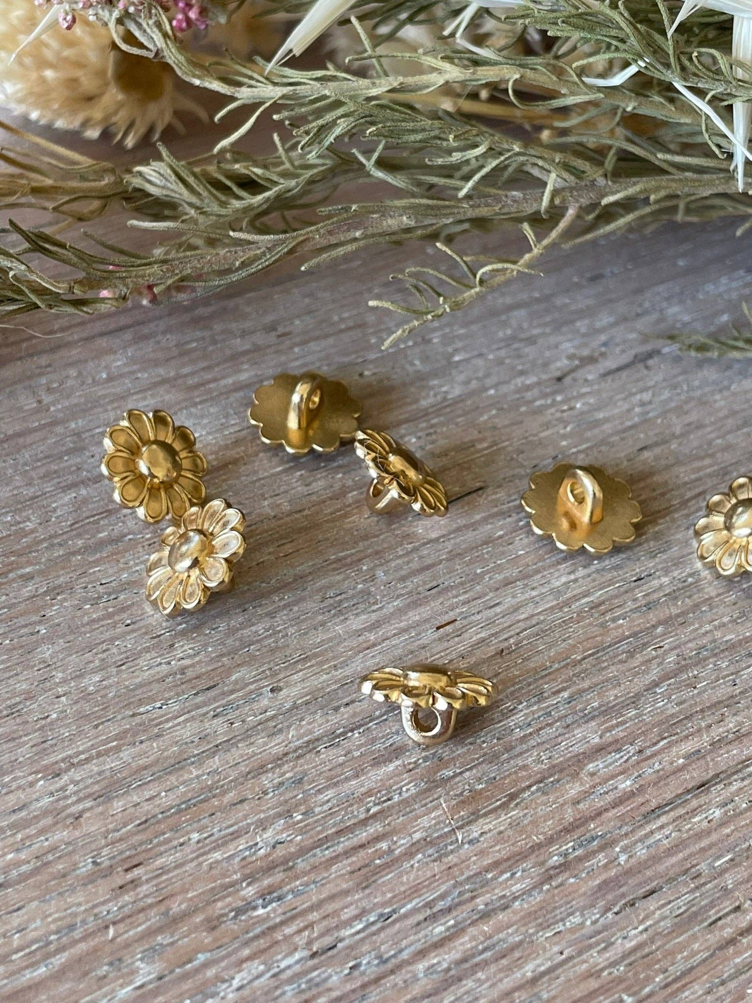 Atelier 27 La Chicorée 12mm gold shank buttons size reference