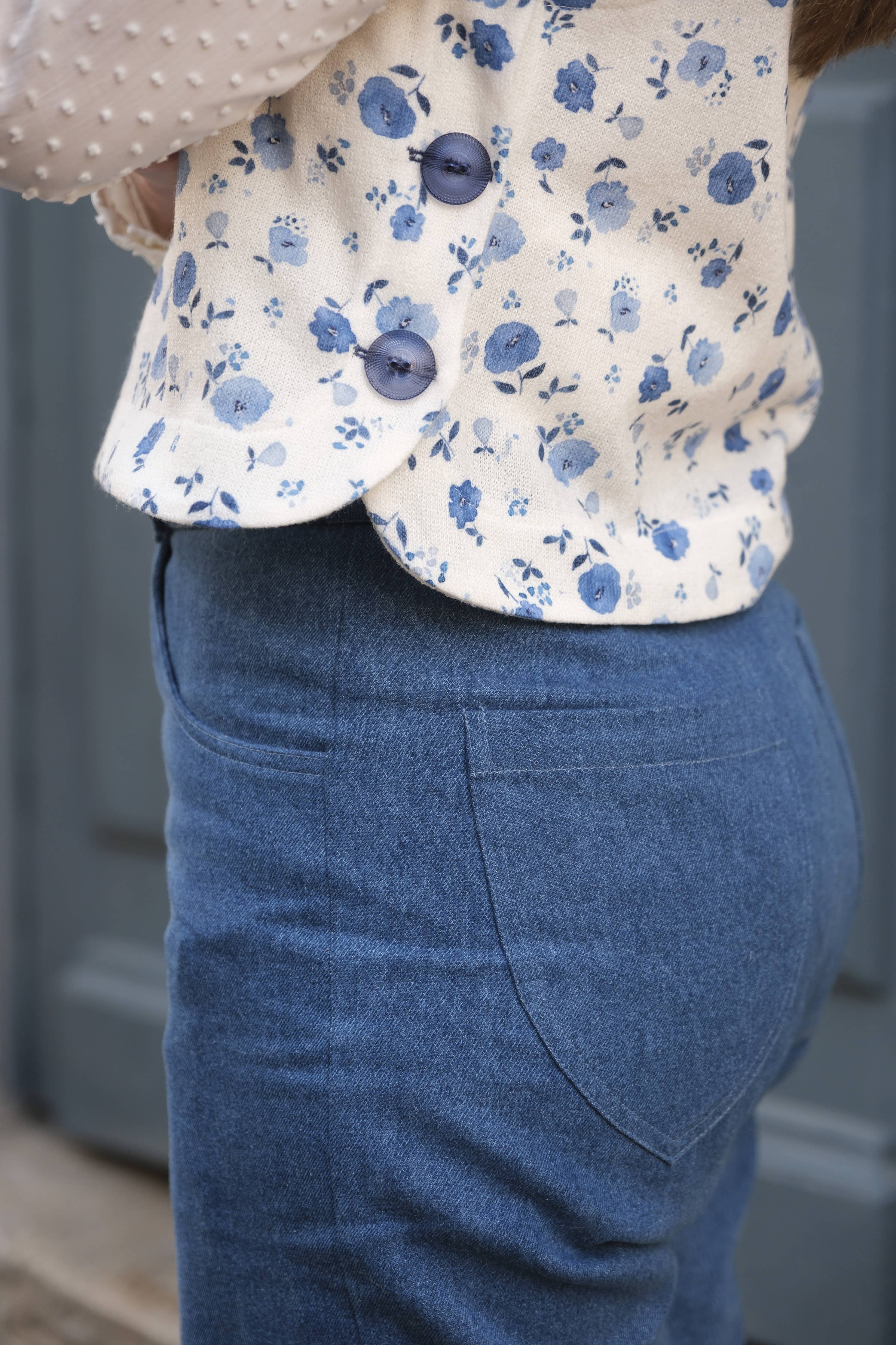 Detail of the Téva Slipover hem over jeans showing the curved shape