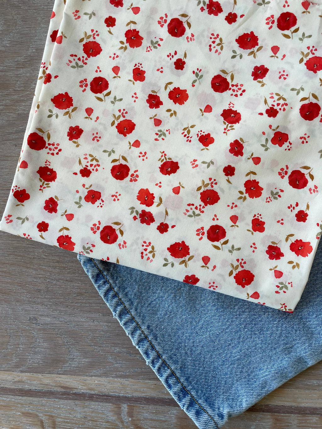 Atelier 27 Poppy print fine cotton poplin fabric, poppy flowers on warm vanilla background