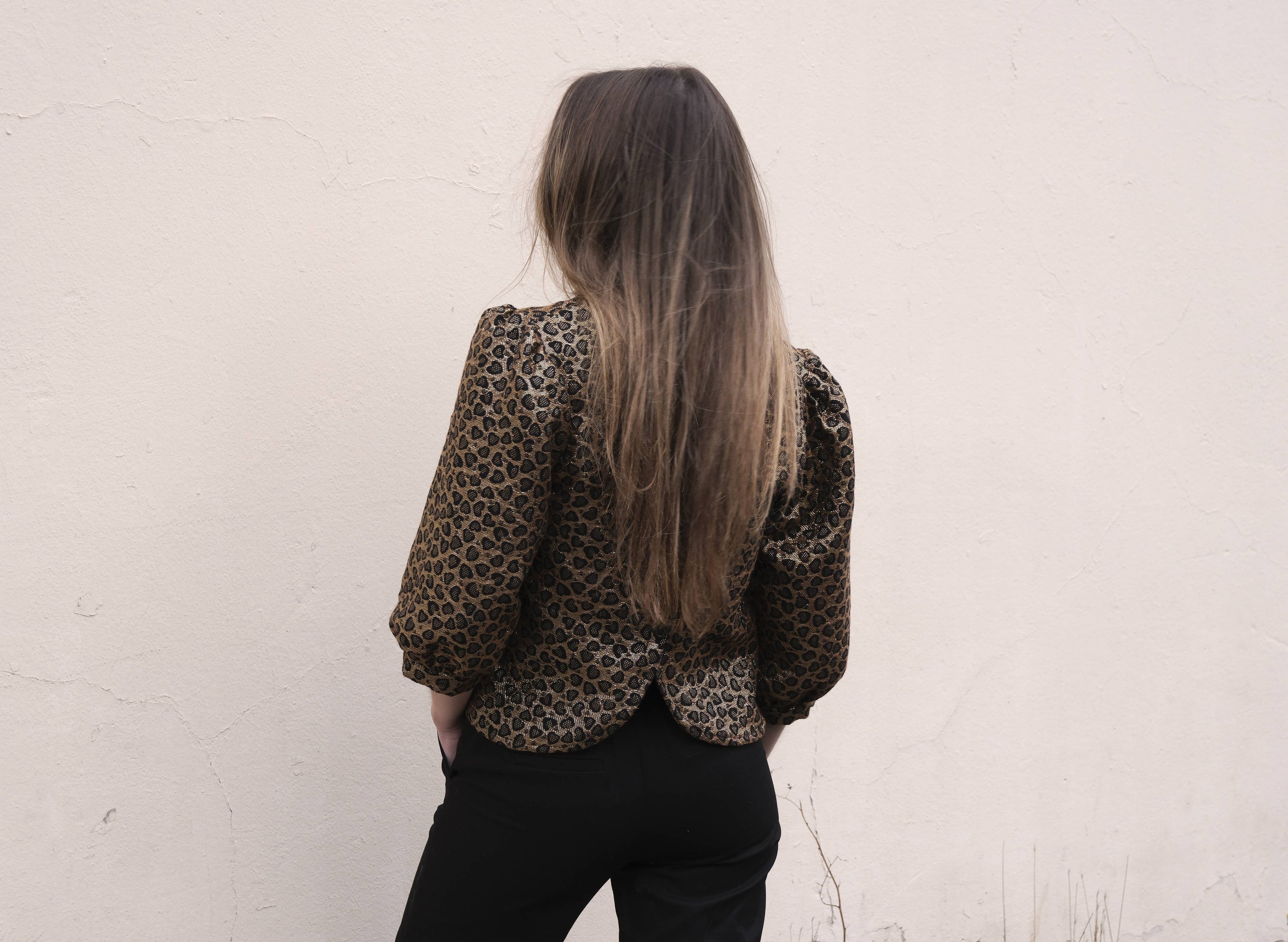 Back view of the leopard jacquard Eléanor Top showing puff sleeves