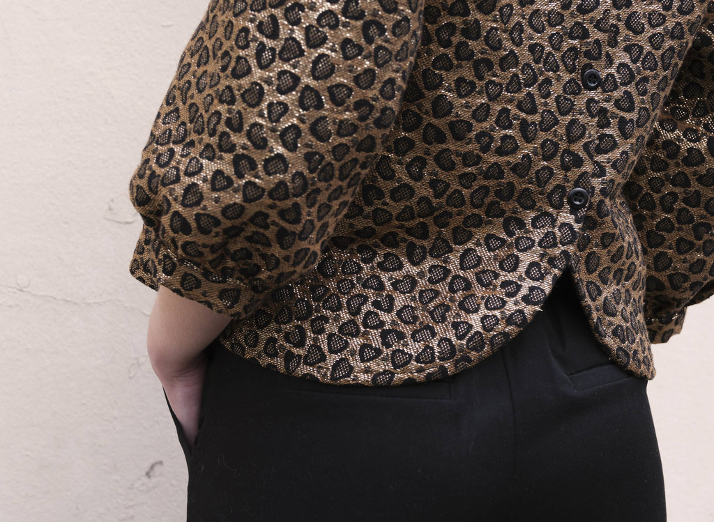 Detail of the Eléanor Top curved hem and back in leopard jacquard