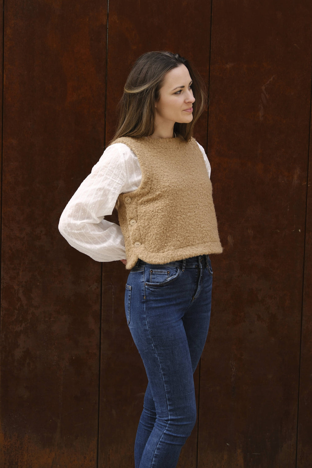 Back view of the camel bouclé Téva Slipover with jeans